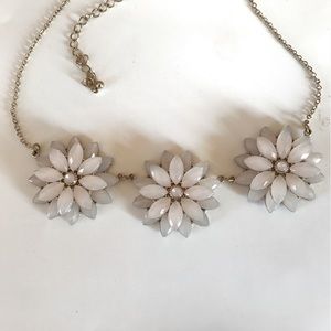 Necklace pretty and classic.